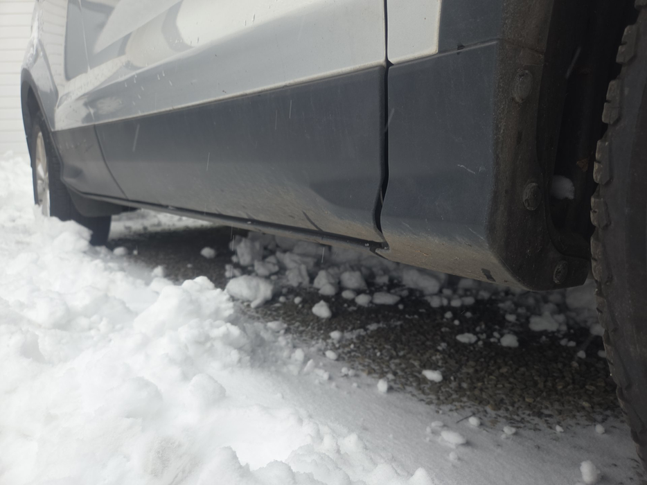 Zdjęcie progu przedniego prawego od dołu po przekątnej