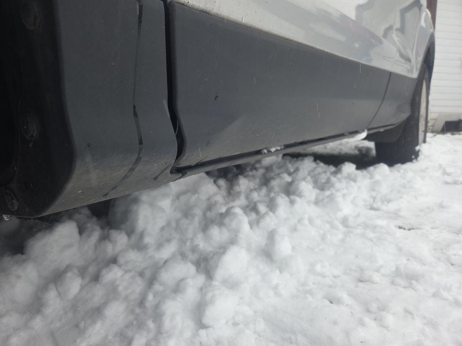 Zdjęcie progu przedniego lewego od dołu po przekątnej