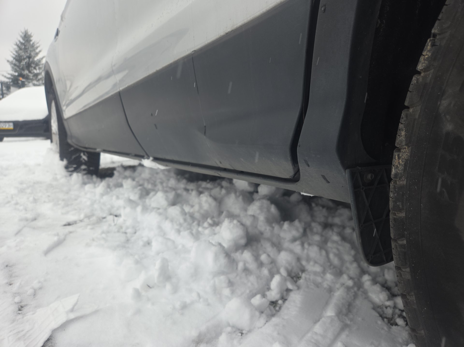 Zdjęcie progu tylnego lewego od dołu po przekątnej