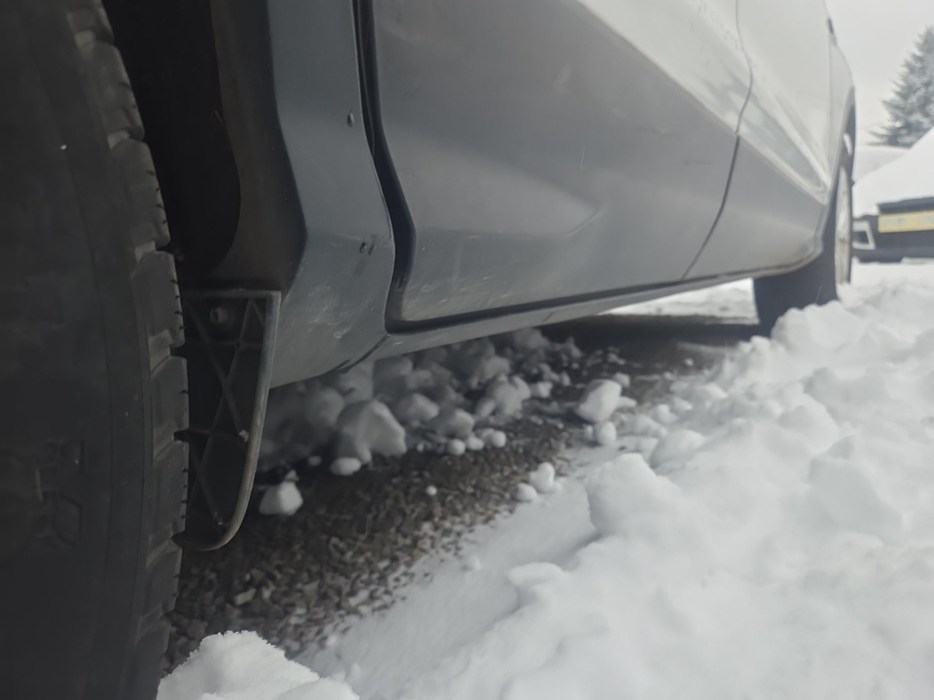 Zdjęcie progu tylnego prawego od dołu po przekątnej
