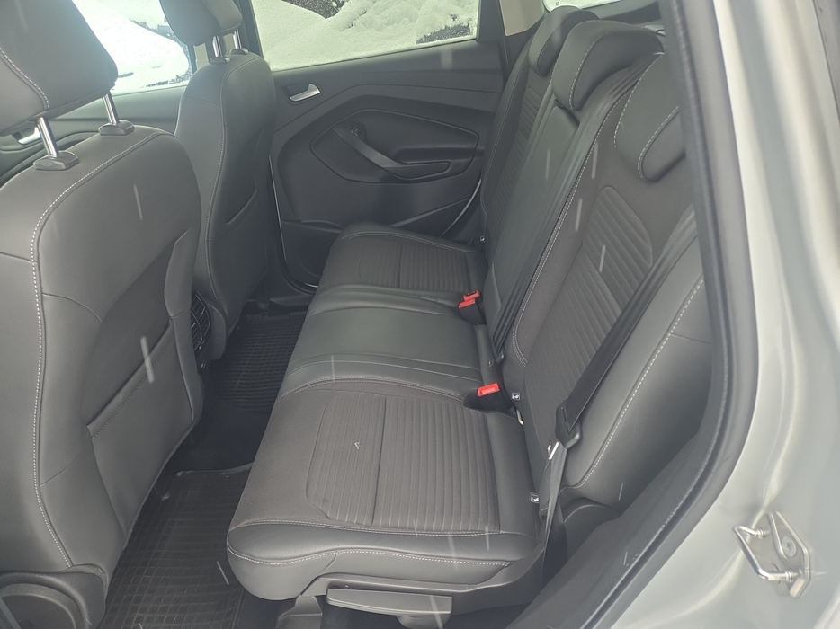 Zdjęcie kanapy tylnej z lewej strony