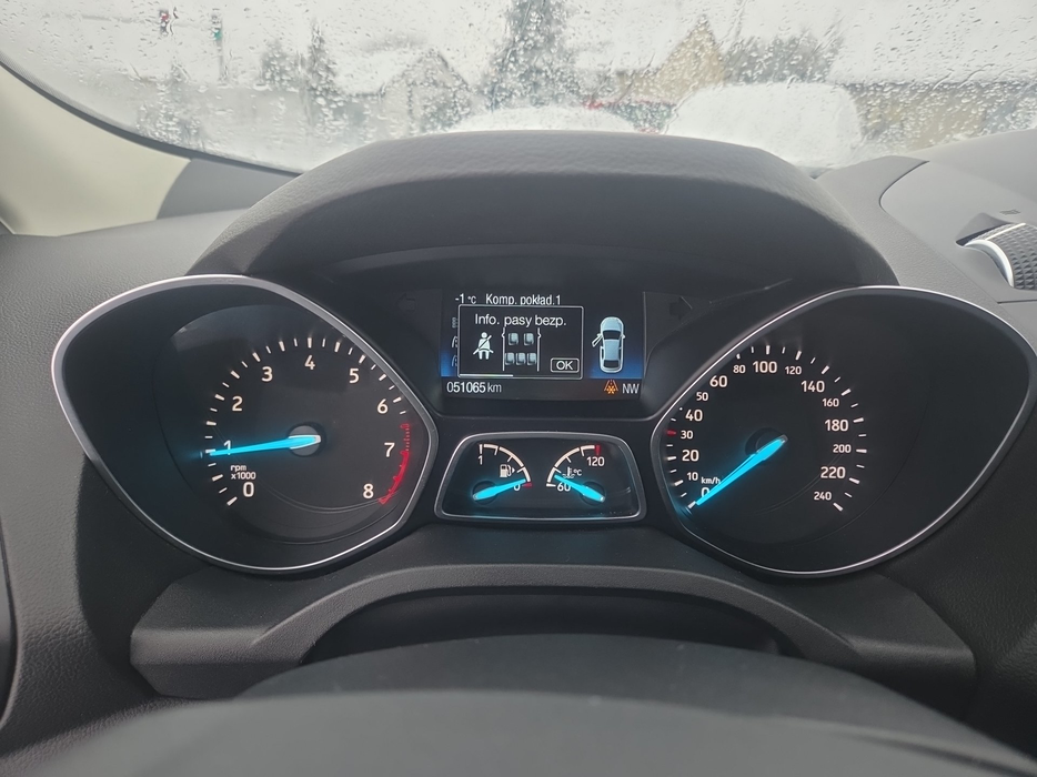 Zdjęcie zegarów i kontrolek po uruchomieniu silnika