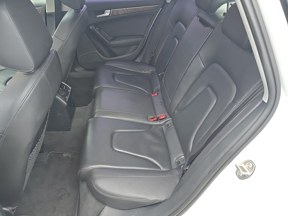 Zdjęcie kanapy tylnej z lewej strony