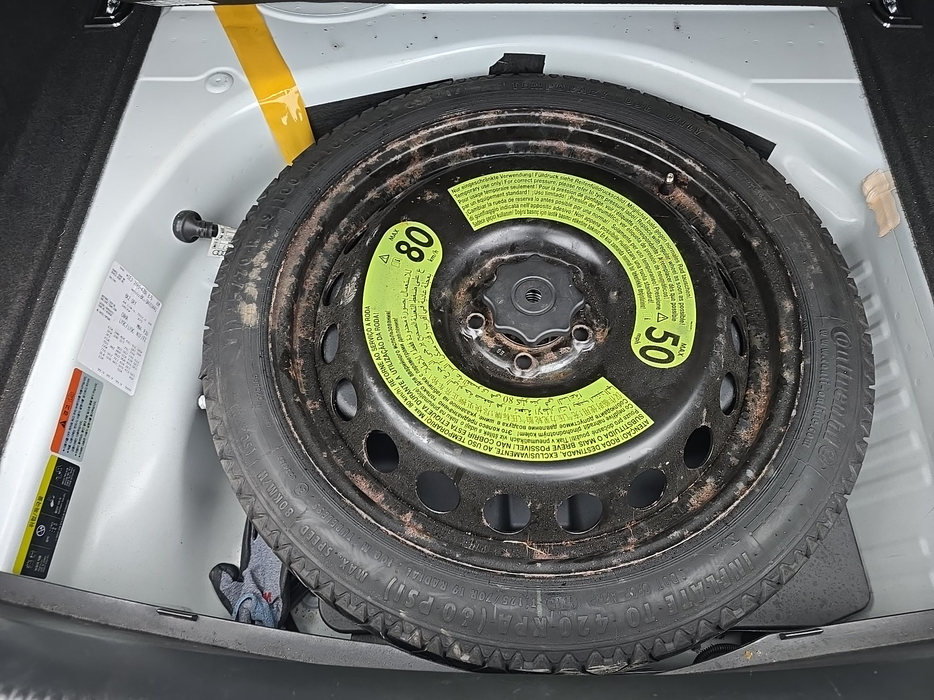 Zdjęcie przestrzeni pod wykładziną bagażnika