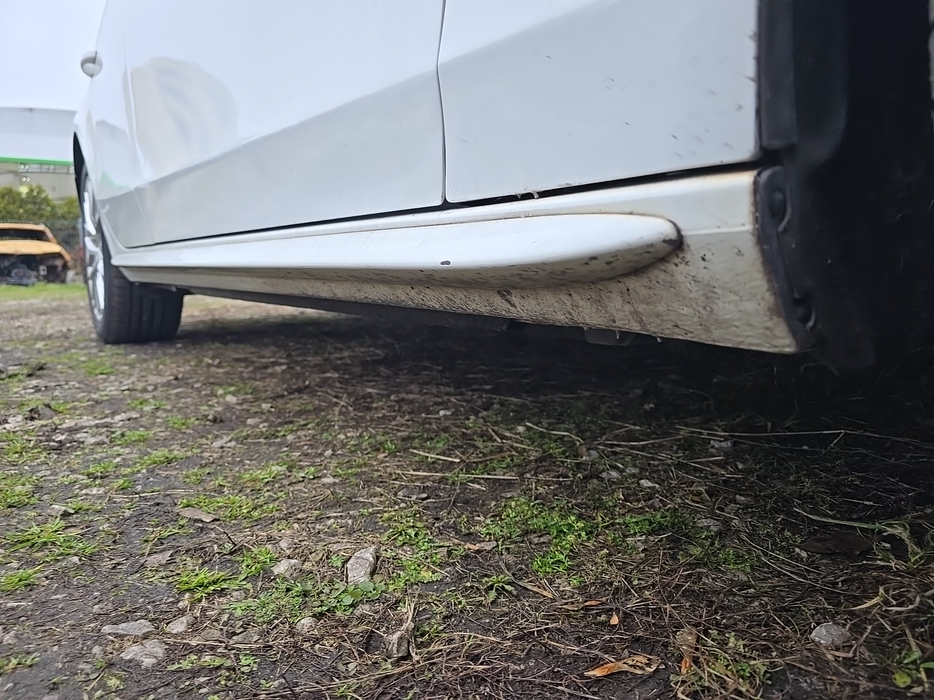 Zdjęcie progu przedniego prawego od dołu po przekątnej