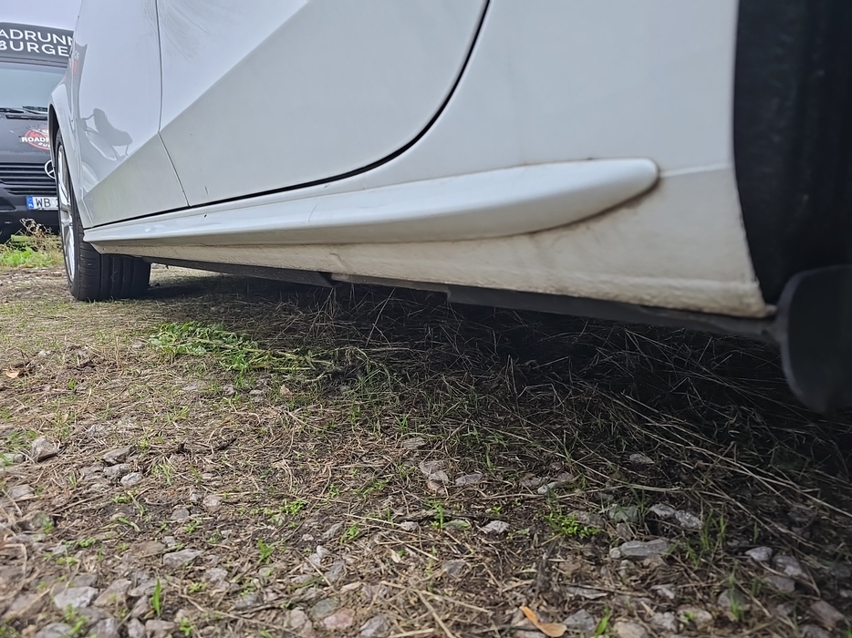 Zdjęcie progu tylnego lewego od dołu po przekątnej