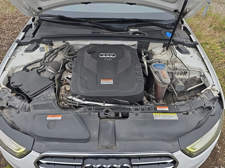 Zdjęcie wnętrza komory silnika