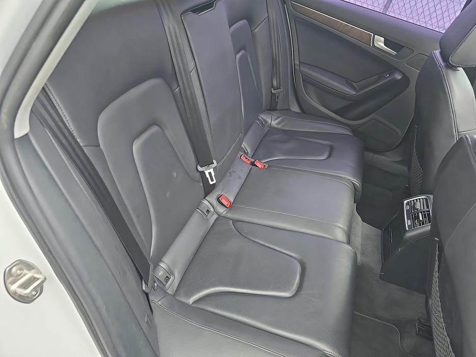 Zdjęcie kanapy tylnej z prawej strony