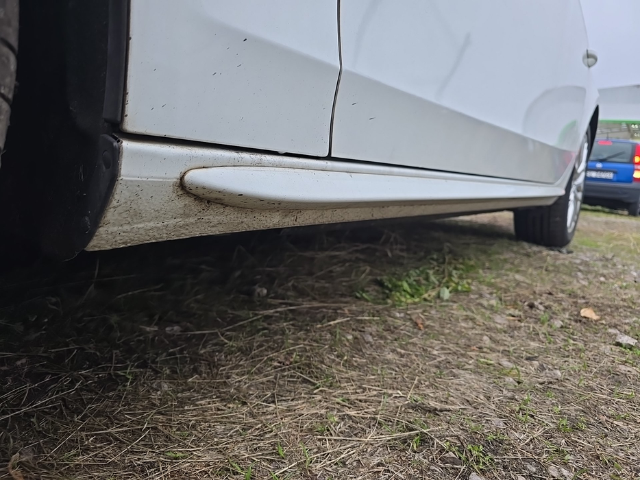 Zdjęcie progu przedniego lewego od dołu po przekątnej