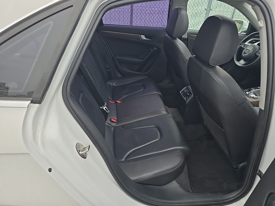 Zdjęcie wnętrza od pasażera, tył