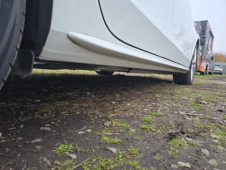 Zdjęcie progu tylnego prawego od dołu po przekątnej