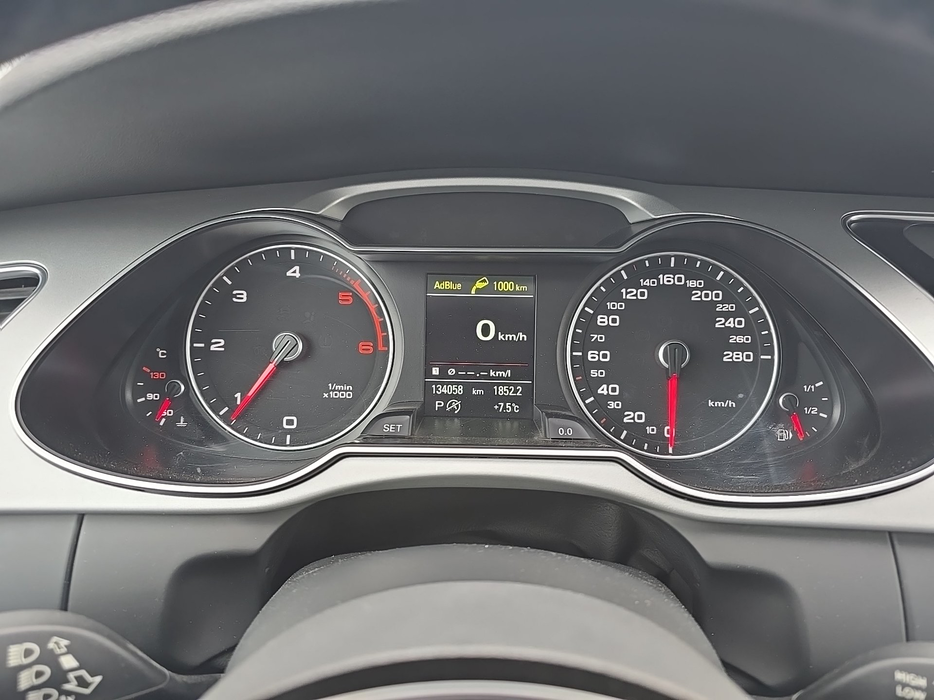 Zdjęcie zegarów i kontrolek po uruchomieniu silnika