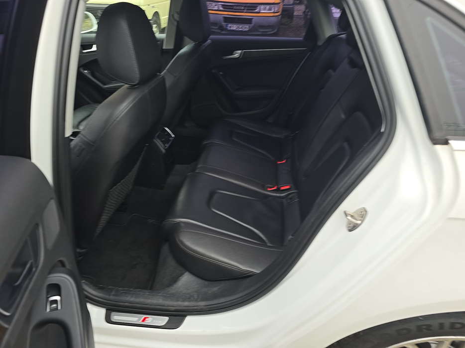 Zdjęcie wnętrza od kierowcy, tył