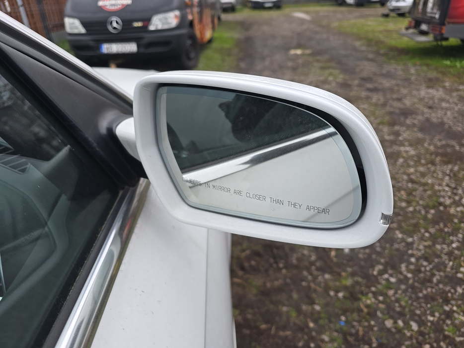 Zdjęcie zwierciadła lusterka prawego