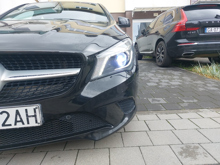 Zdjęcie oświetlenia przedniego i dolnego lewego