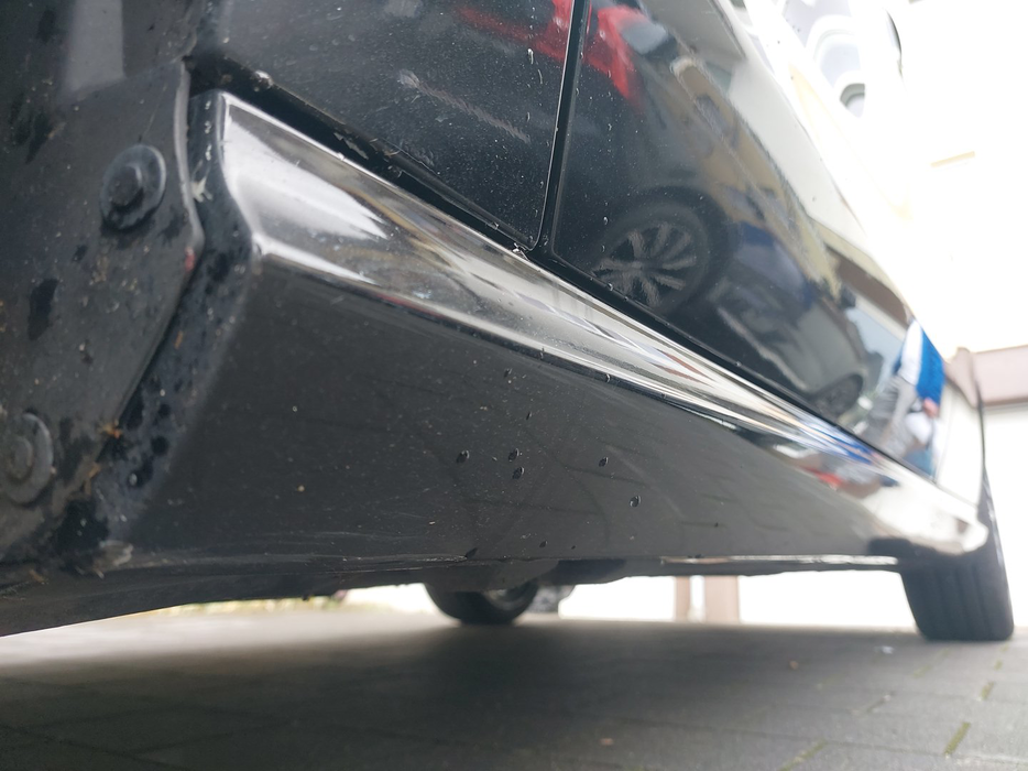 Zdjęcie progu przedniego lewego od dołu po przekątnej