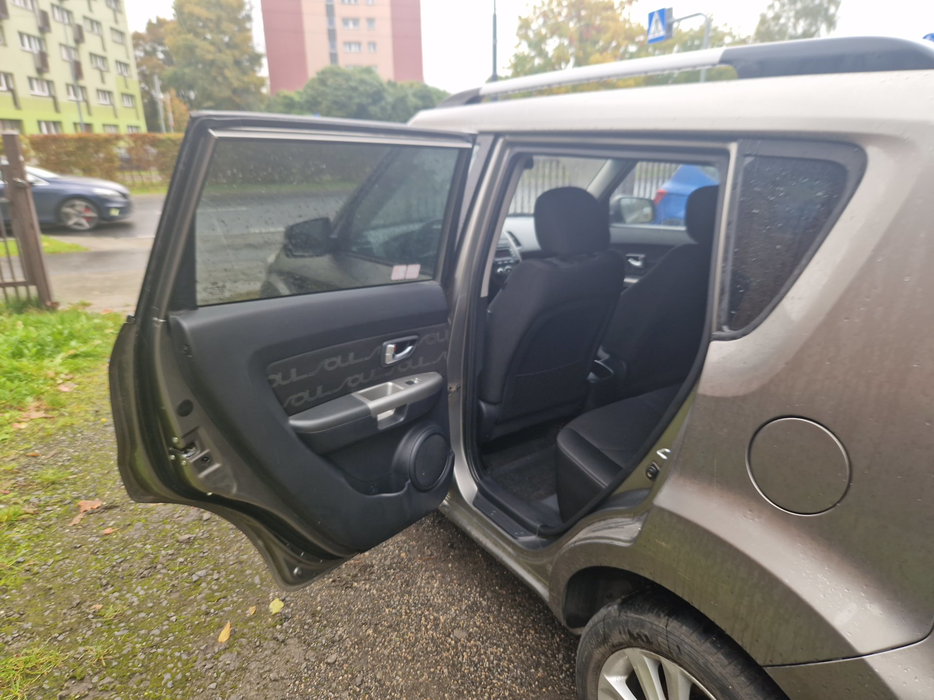 Zdjęcie wnętrza od kierowcy, tył