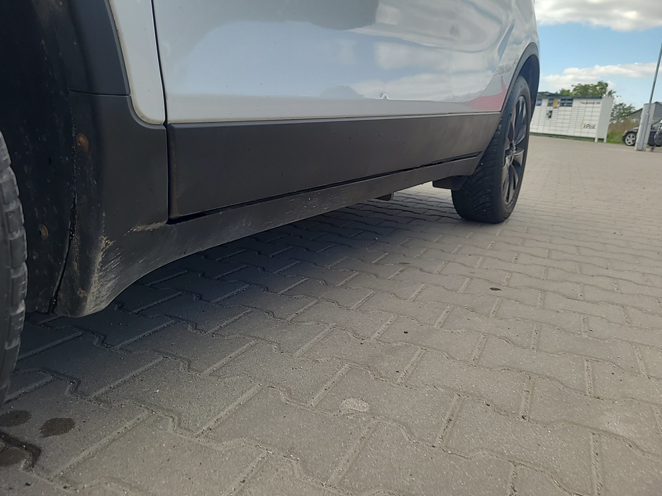 Zdjęcie progu przedniego lewego od dołu po przekątnej