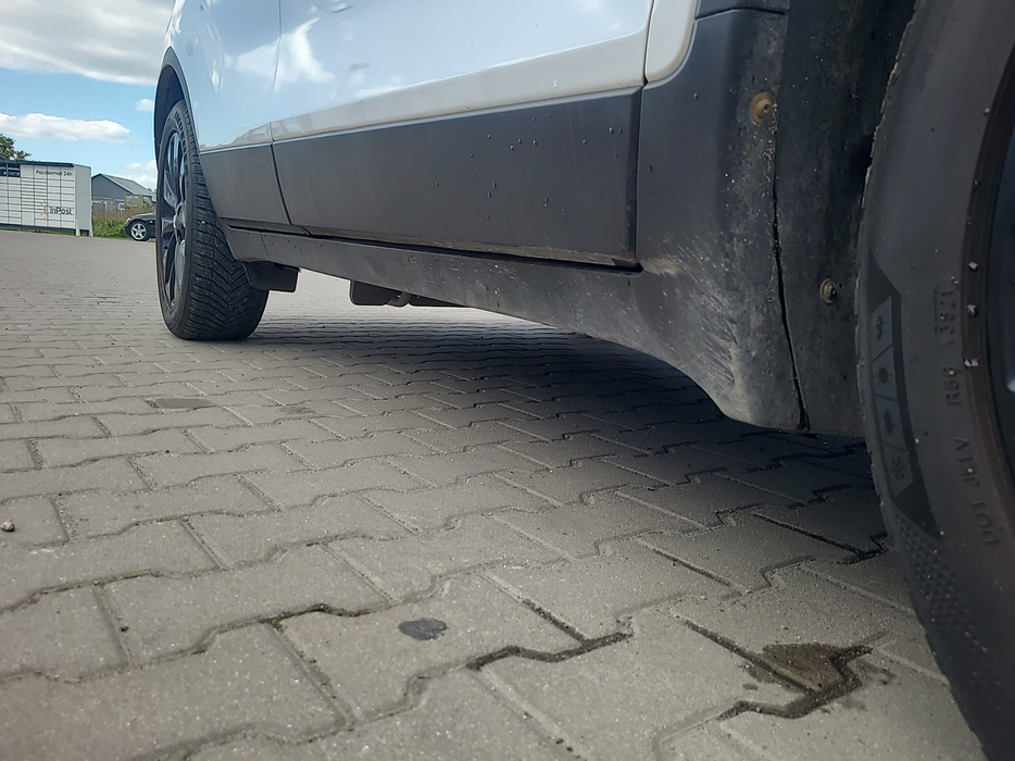 Zdjęcie progu przedniego prawego od dołu po przekątnej