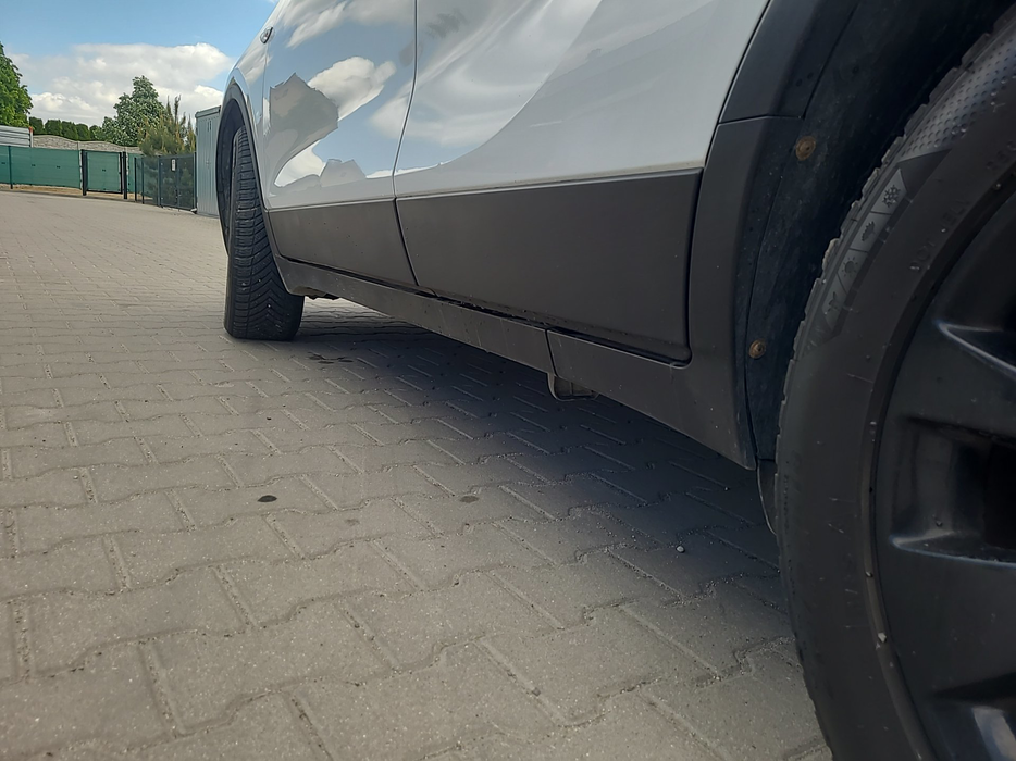 Zdjęcie progu tylnego lewego od dołu po przekątnej