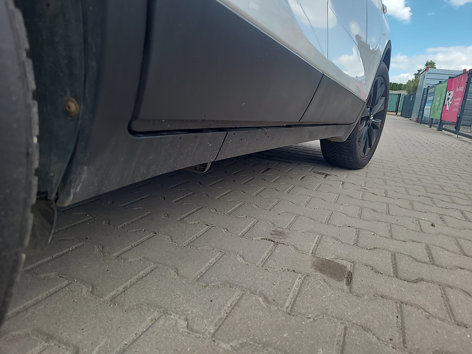 Zdjęcie progu tylnego prawego od dołu po przekątnej