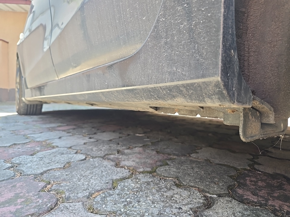 Zdjęcie progu tylnego lewego od dołu po przekątnej