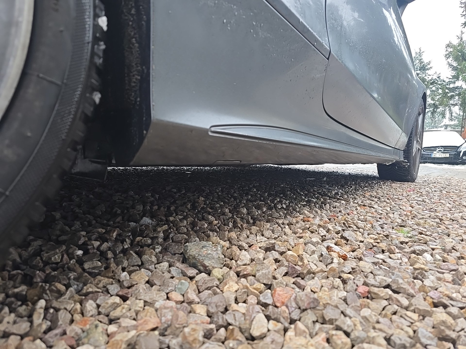 Zdjęcie progu tylnego prawego od dołu po przekątnej