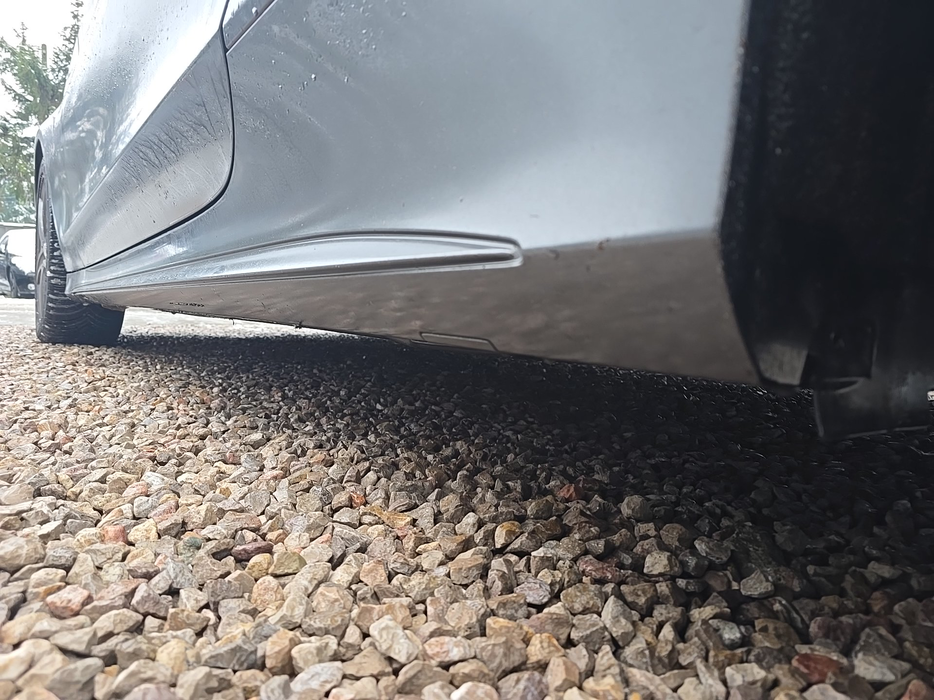 Zdjęcie progu tylnego lewego od dołu po przekątnej