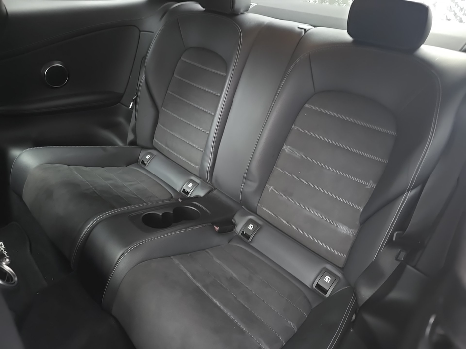 Zdjęcie kanapy tylnej z lewej strony