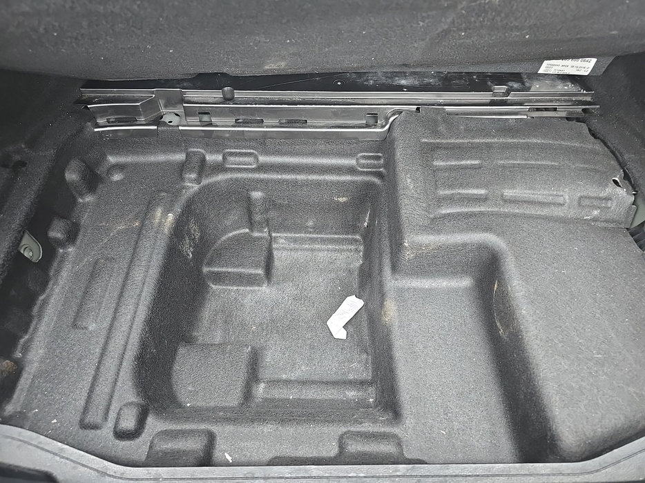 Zdjęcie przestrzeni pod wykładziną bagażnika