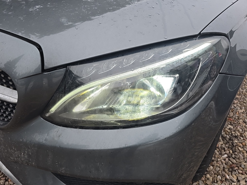 Zdjęcie oświetlenia przedniego i dolnego lewego