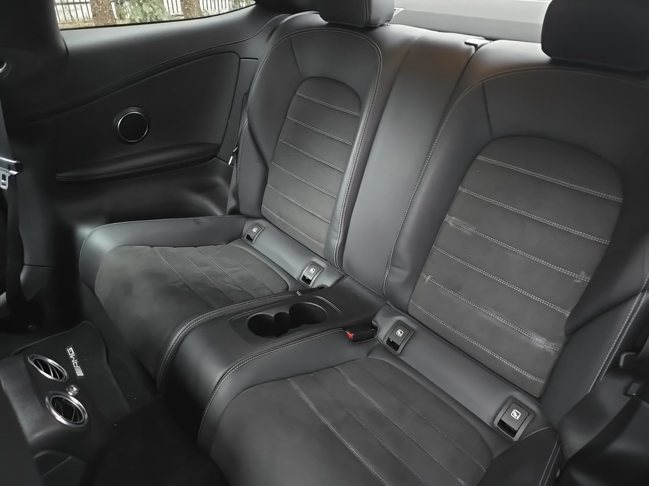 Zdjęcie wnętrza od kierowcy, tył