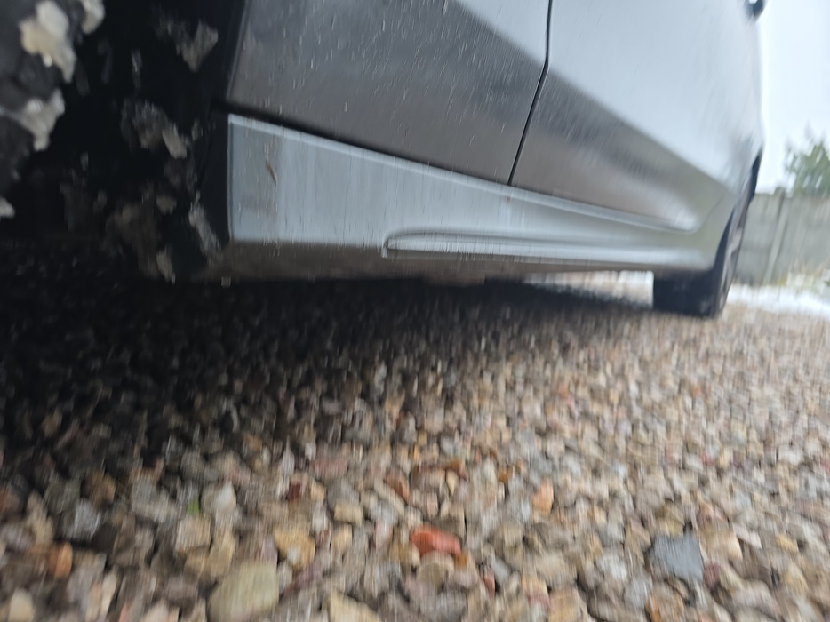 Zdjęcie progu przedniego lewego od dołu po przekątnej