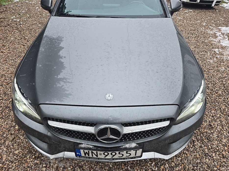 Zdjęcie pokrywy komory silnika