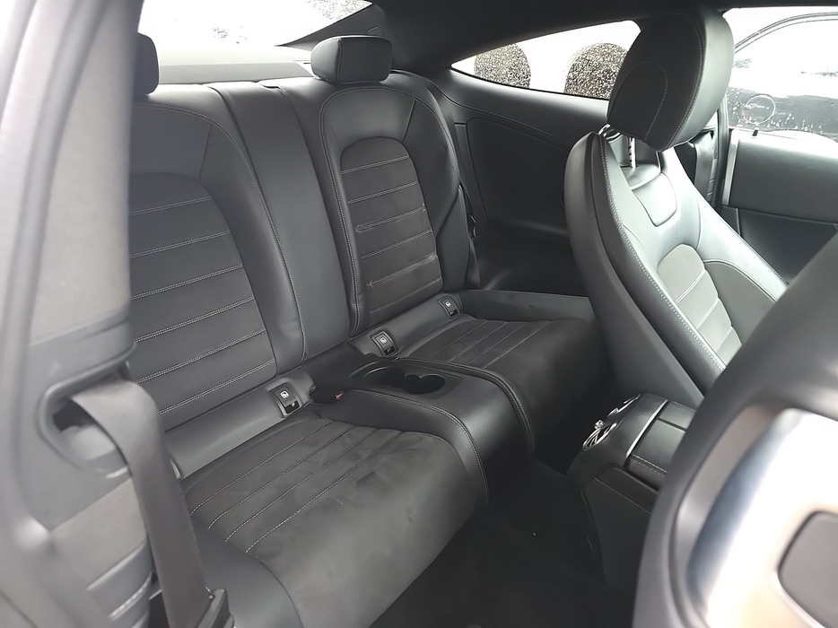 Zdjęcie wnętrza od pasażera, tył