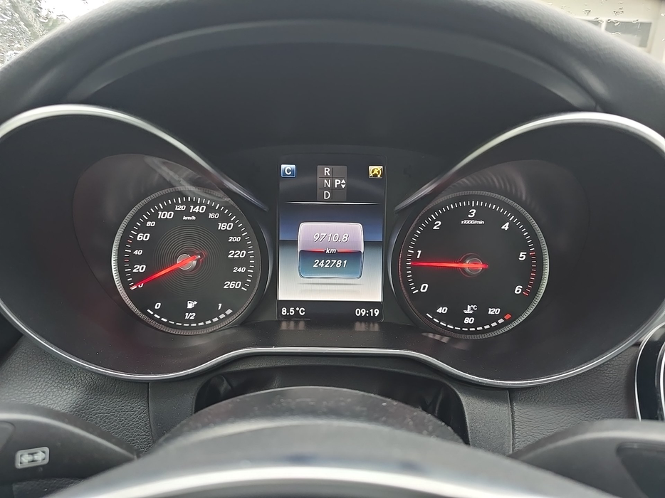 Zdjęcie zegarów i kontrolek po uruchomieniu silnika