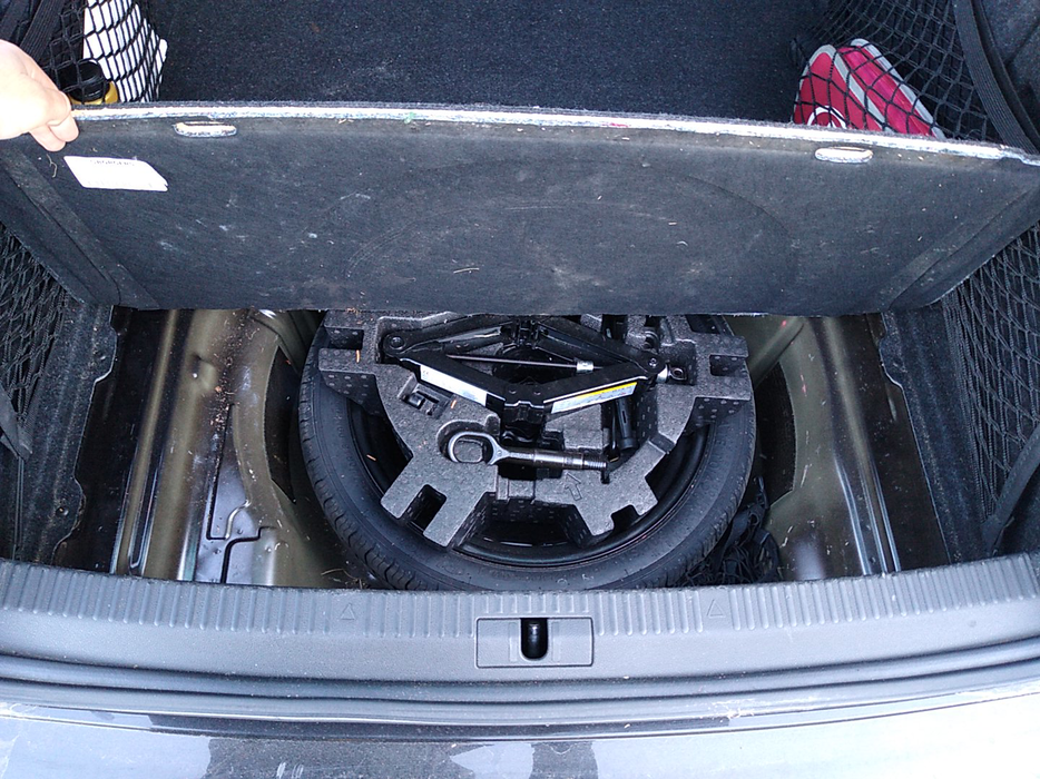 Zdjęcie przestrzeni pod wykładziną bagażnika