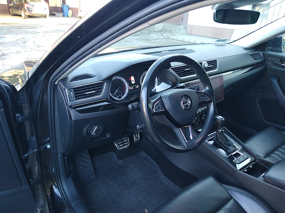 Zdjęcie kokpitu i kierownicy