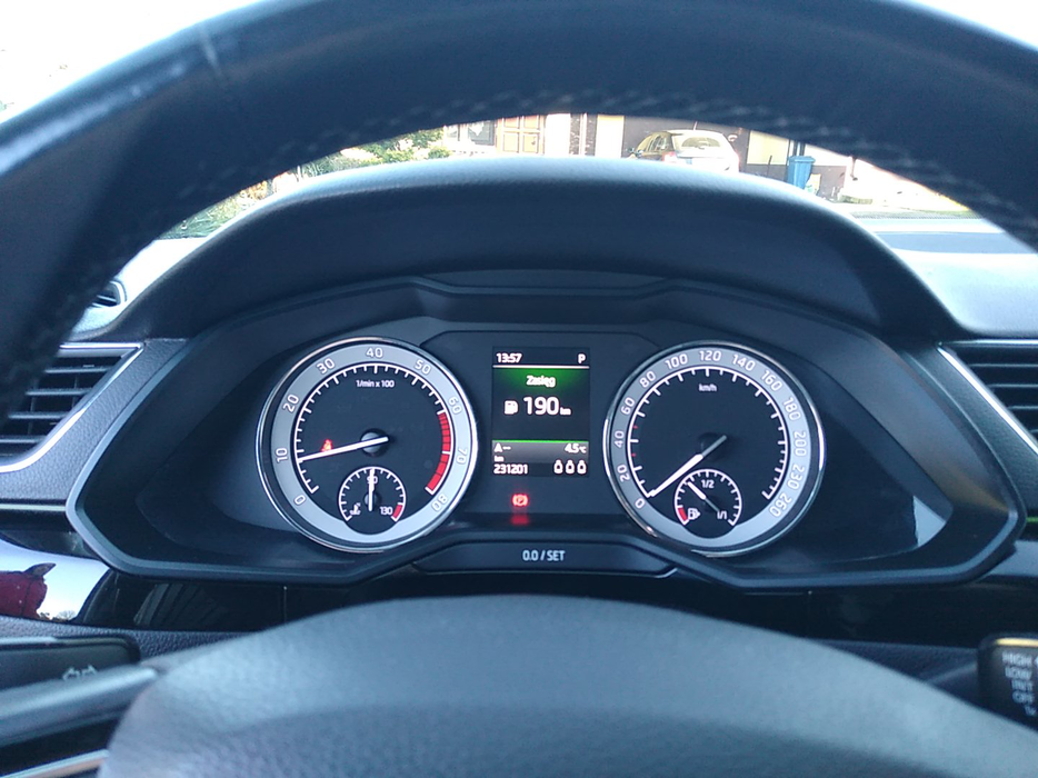 Zdjęcie zegarów i kontrolek po uruchomieniu silnika