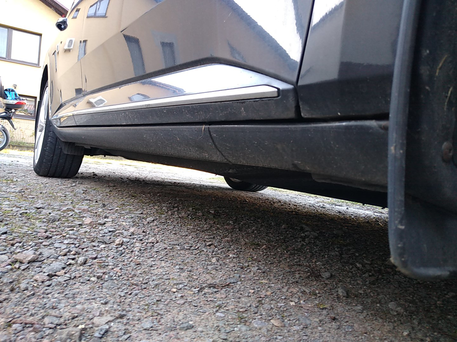 Zdjęcie progu przedniego prawego od dołu po przekątnej