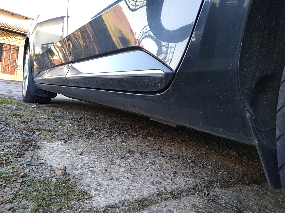 Zdjęcie progu tylnego lewego od dołu po przekątnej