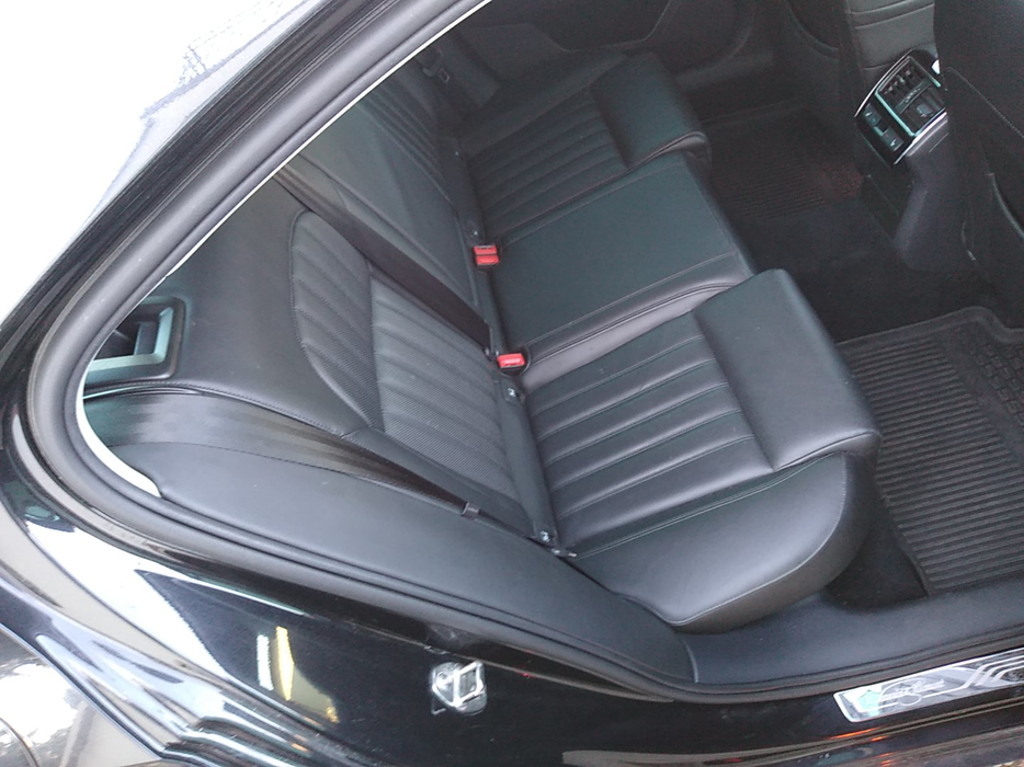 Zdjęcie kanapy tylnej z prawej strony