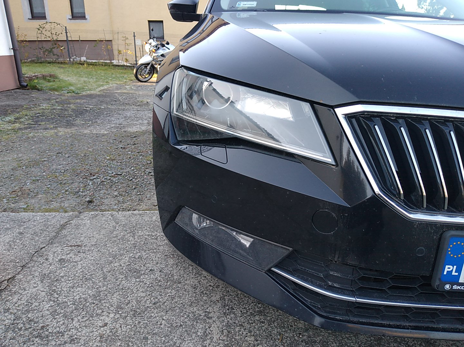 Zdjęcie oświetlenia przedniego i dolnego prawego