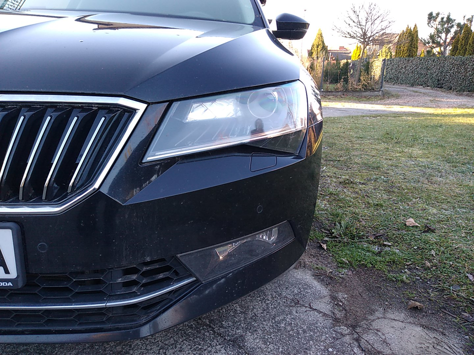 Zdjęcie oświetlenia przedniego i dolnego lewego