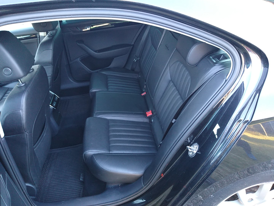 Zdjęcie kanapy tylnej z lewej strony