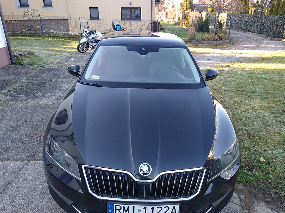 Zdjęcie pokrywy komory silnika