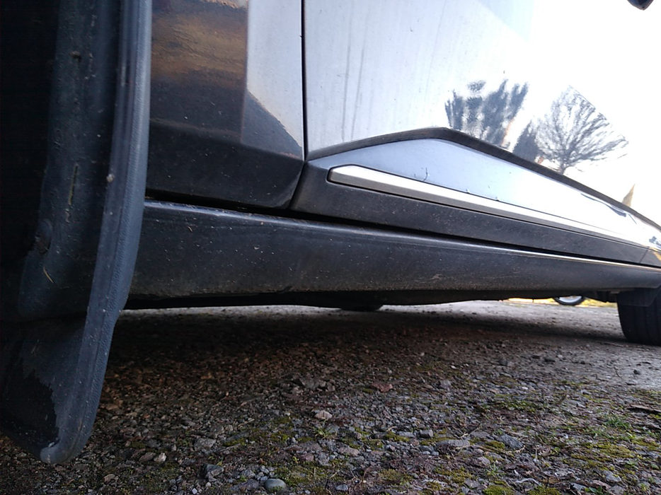 Zdjęcie progu przedniego lewego od dołu po przekątnej