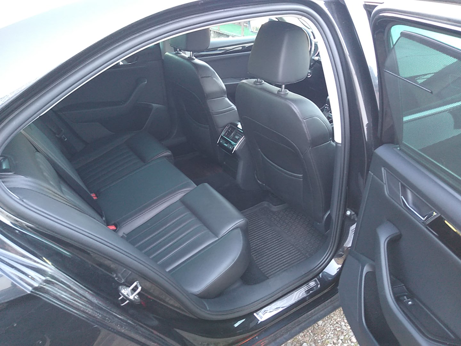 Zdjęcie wnętrza od pasażera, tył