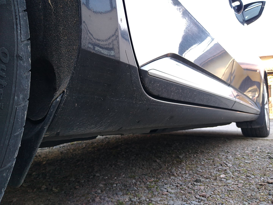 Zdjęcie progu tylnego prawego od dołu po przekątnej