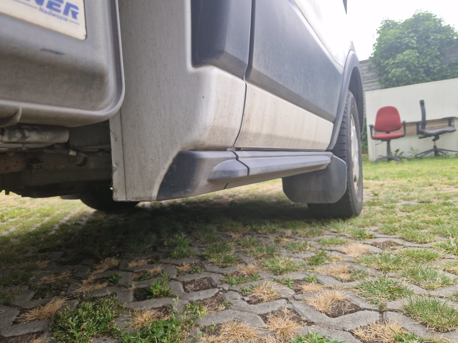Zdjęcie progu tylnego prawego od dołu po przekątnej